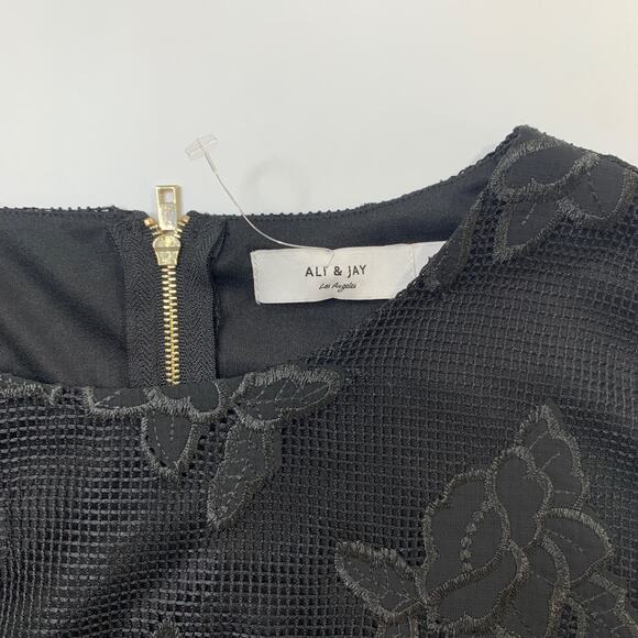 Ali & Jay Top Womens M Medium Embroidered Floral Jewel Neck Back Zip Cropped - Picture 3 of 11